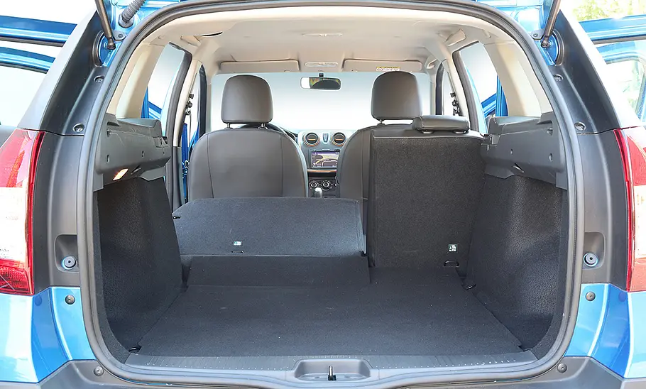 Der Kofferraum des Dacia Logan MCV Stepway (2016) mit teilweise umgeklappter Rücksitzbank.