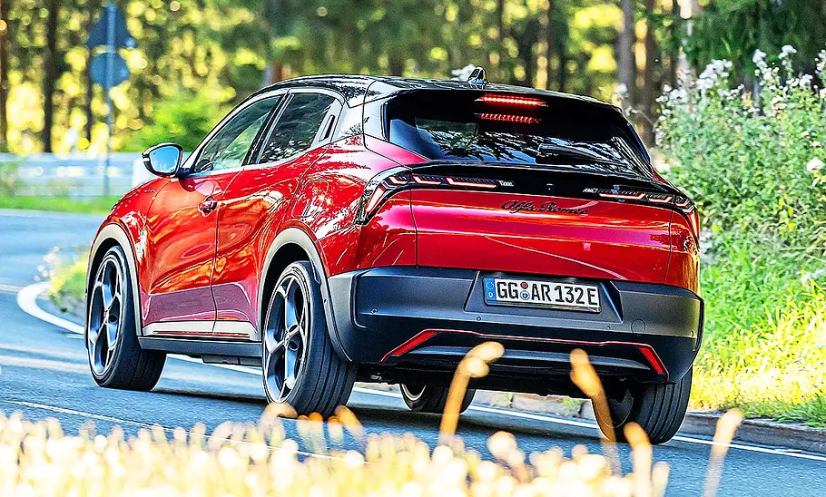 Blick von schräg hinten auf den fahrenden Alfa Romeo Junior Elettrica.