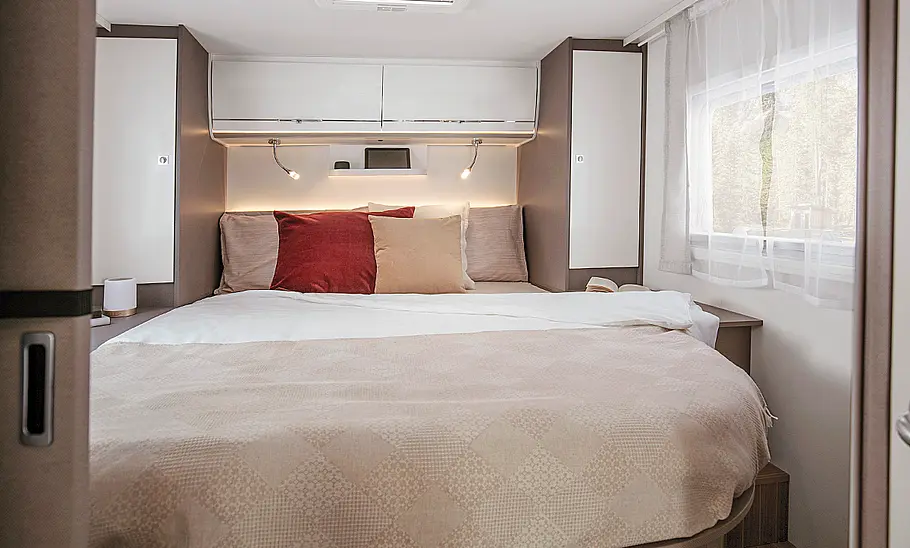 Die Innenaufnahme zeigt das Queensbett des Etrusco I 7400 QBC (2025).