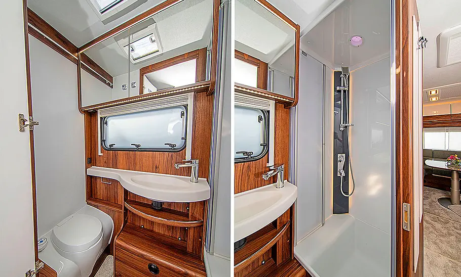 Das Bild zeigt das Badezimmer des Fendt Diamant 650 (2025). Links sind Waschtisch und Toilette zu sehen, rechts die Duschkabine.