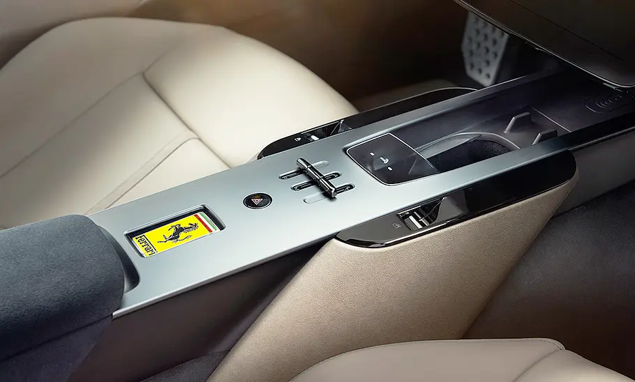 Ferrari Amalfi (2025) Die Mittelkonsole des Ferrari Amalfi (2025) in der Detailaufnahme.