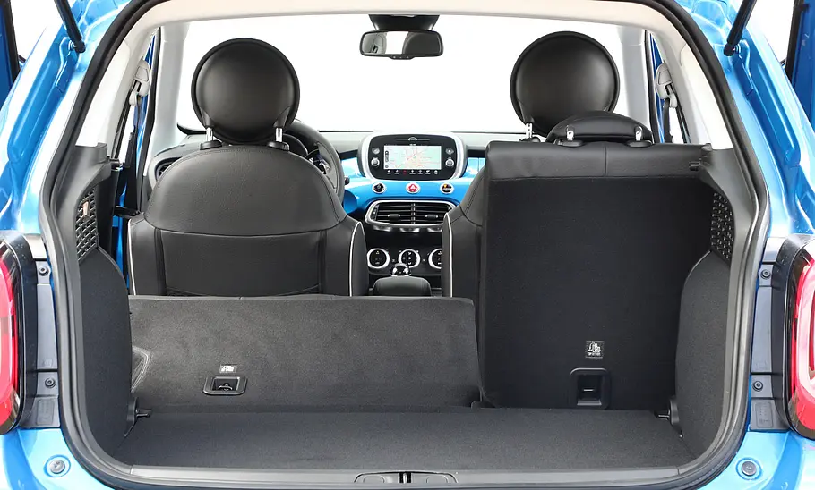 Fiat 500X (2018) Der Kofferraum des Fiat 500X (2018) mit teilweise umgeklappter Rücksitzbank.