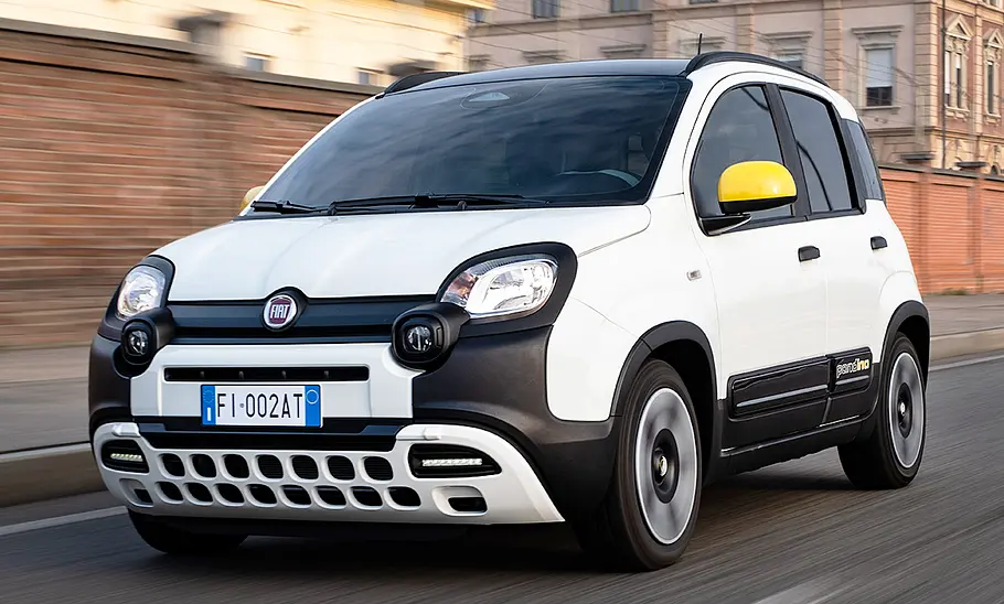 Der Fiat Pandina (2025) fahrend von vorne rechts.