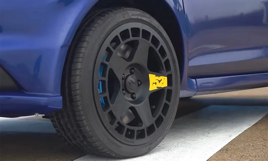 Großaufnahme eines Rads eines Ford Fiesta RS.