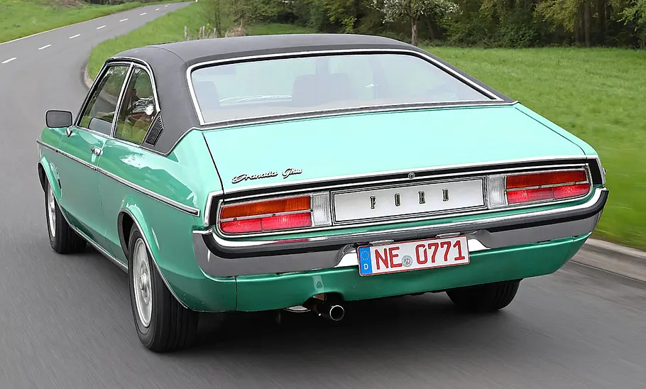 Das Ford Granada 3.0 V6 Coupé fahrend von schräg hinten fotografiert.