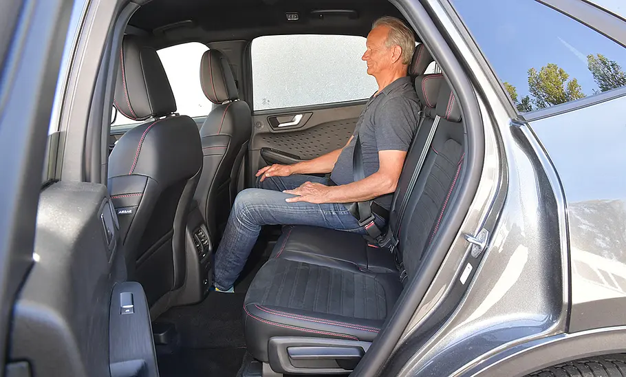 Ford Kuga (2019) Ein Mann sitzt im Fond des Ford Kuga (2019).