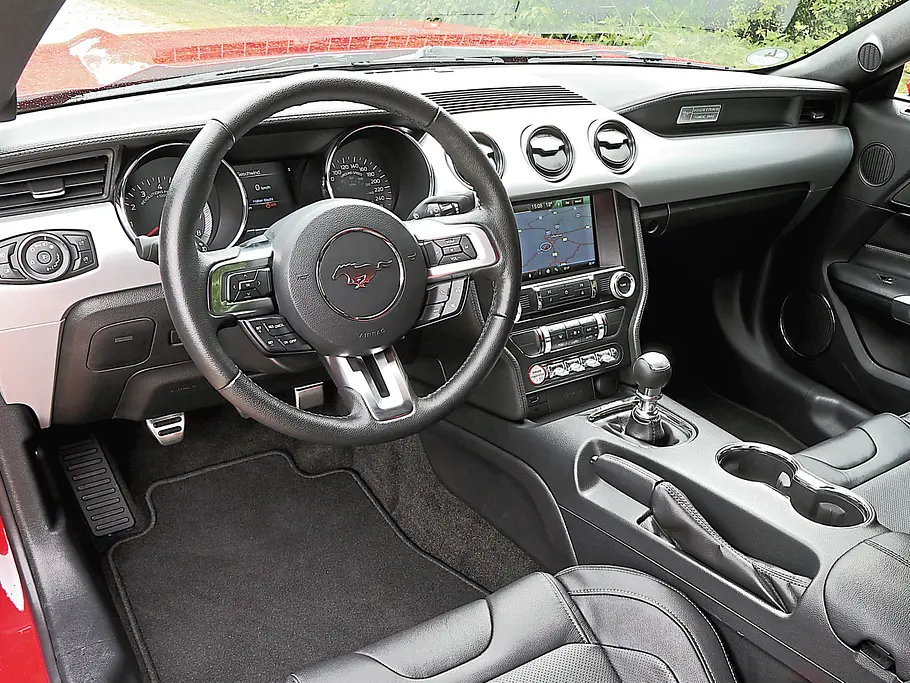 Ford Mustang GT US-Sportwagen Vergleich Innenraum Cockpit