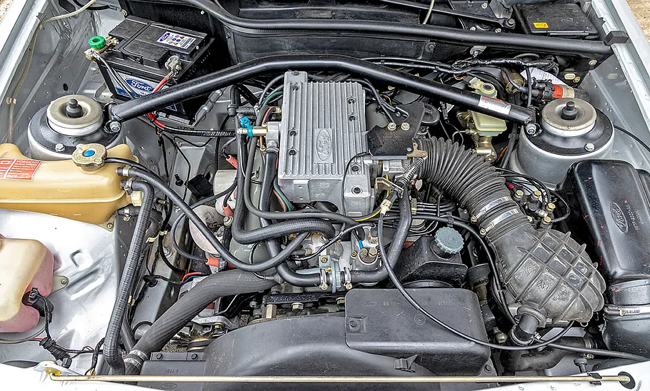Ford Sierra XR4i Ein Blick unter die Motorhaube des Ford Sierra XR4i.