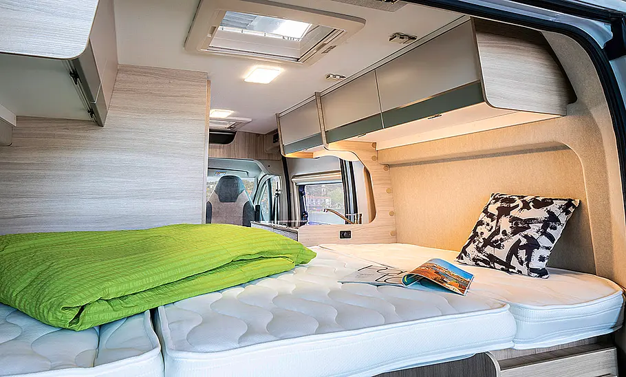 Forster Livin Up Pro V 599 HBL (2025) Die Innenaufnahme zeigt das Heck-Doppelbett des Forster Livin Up Pro V 599 HBL (2025).