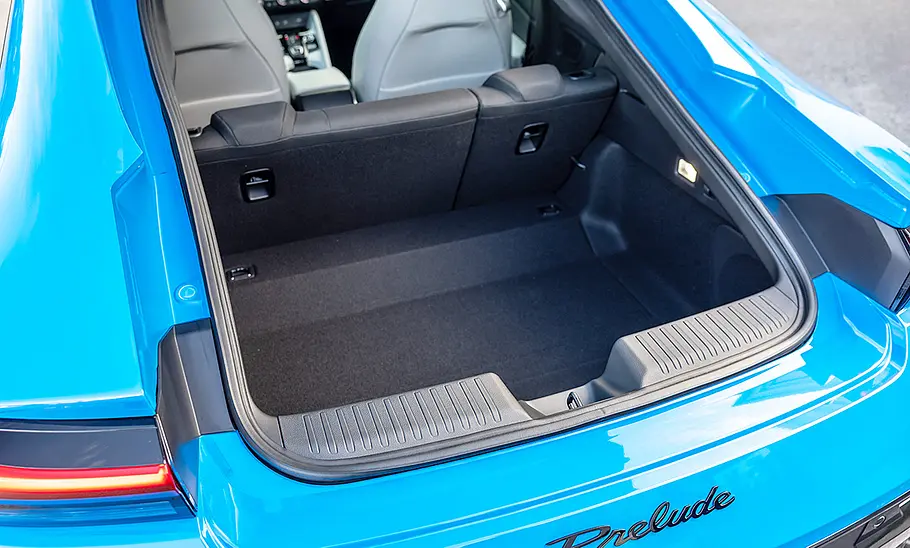 Die geöffnete Heckklappe des Honda Prelude (2026).