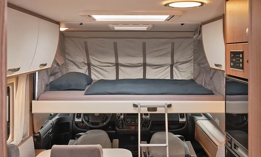 Hubbett Ansicht des Hubbetts über dem Fahrerhaus im Carado i449.