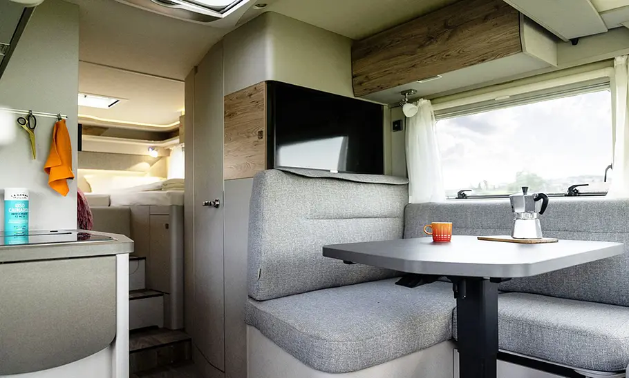 Hymer Exsis-i 474 (2024) Das Bild zeigt die Sitzgruppe des Hymer Exsis-i 474 (2024) mit Sicht aus dem Cockpit.