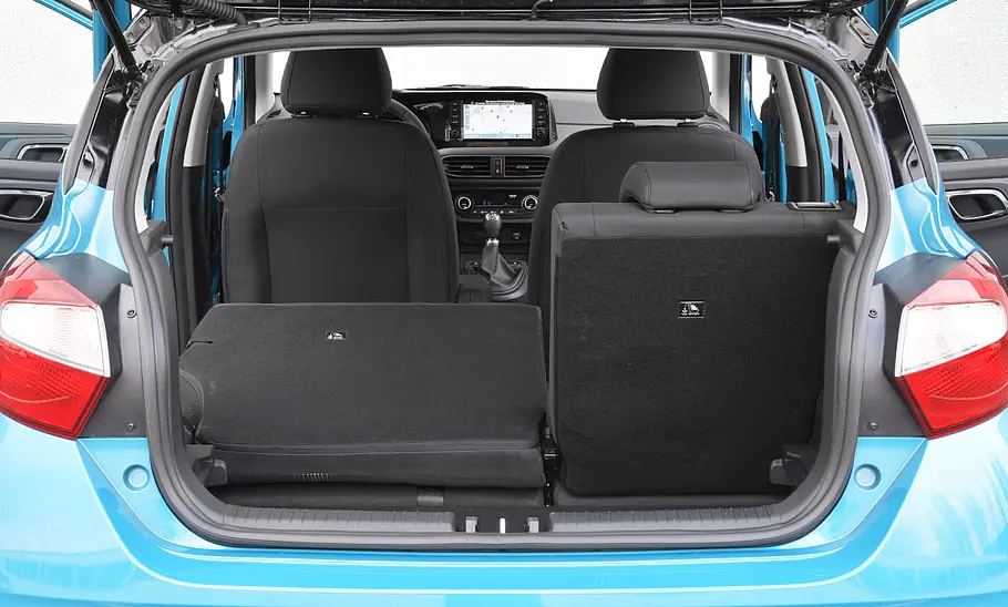 Der Kofferraum des Hyundai i10 (2019) mit teilweise umgeklappter Rücksitzbank.
