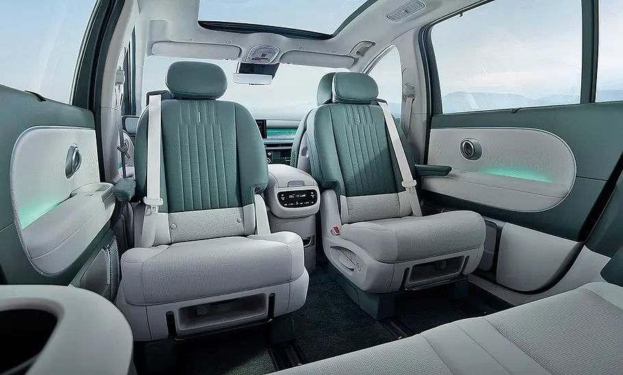 Nach hinten gegen die Fahrtrichtung gedrehte Sitze der zweiten Reihe im Hyundai Ioniq 9 (2025), fotografiert von der dritten Reihe aus.