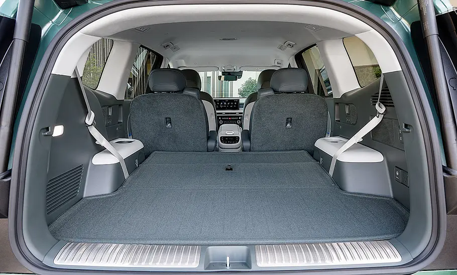 Der Kofferraum des Hyundai Ioniq 9 (2025) mit umgeklappter dritter Sitzreihe.