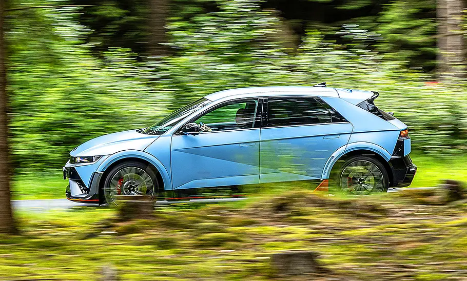 Hyundai Ioniq 5 N auf asphaltierter Straße fahrend, Ansicht von links