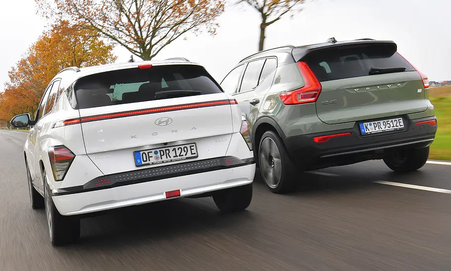 Hyundai Kona Elektro/Volvo EX40; fahrend von hinten