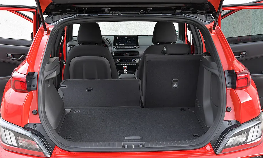 Hyundai Kona (2021) Der Kofferraum des Hyundai Kona (2021) mit teilweise umgeklappter Rücksitzbank.