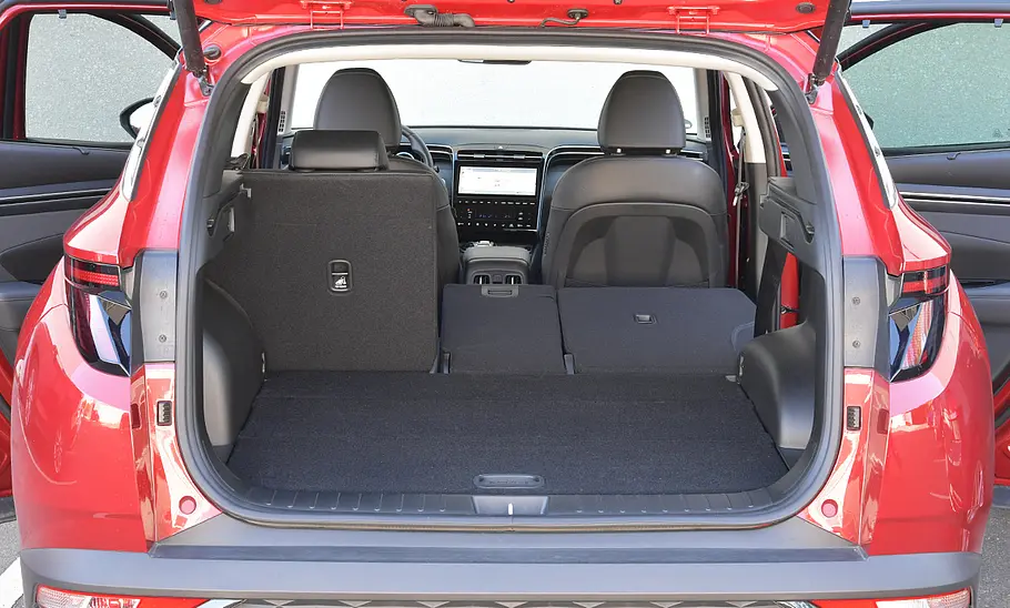 Hyundai Tucson (2020) Der Kofferraum des Hyundai Tucson (2020) mit teilweise umgeklappter Rücksitzbank.