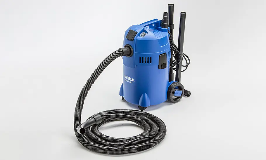 Nilfisk Buddy II 18T im Test Nilfisk Buddy II 18T, fotografiert im Studio von schräg vorn.