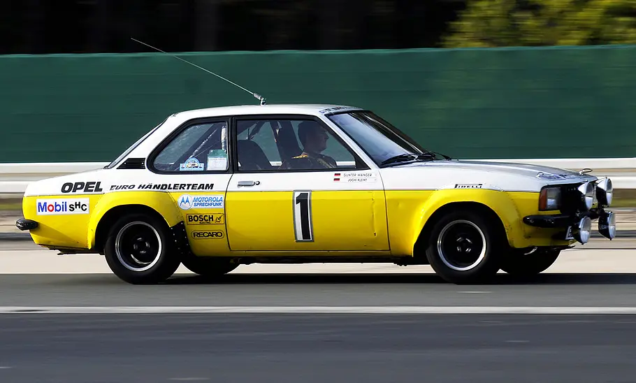 Irmscher Opel Ascona i 2000 Der Ascona B wurde teils mit Kotflügelverbreiterungen und Zusatzscheinwerfern aufgebrezelt. Fahrend von rechts fotografiert.