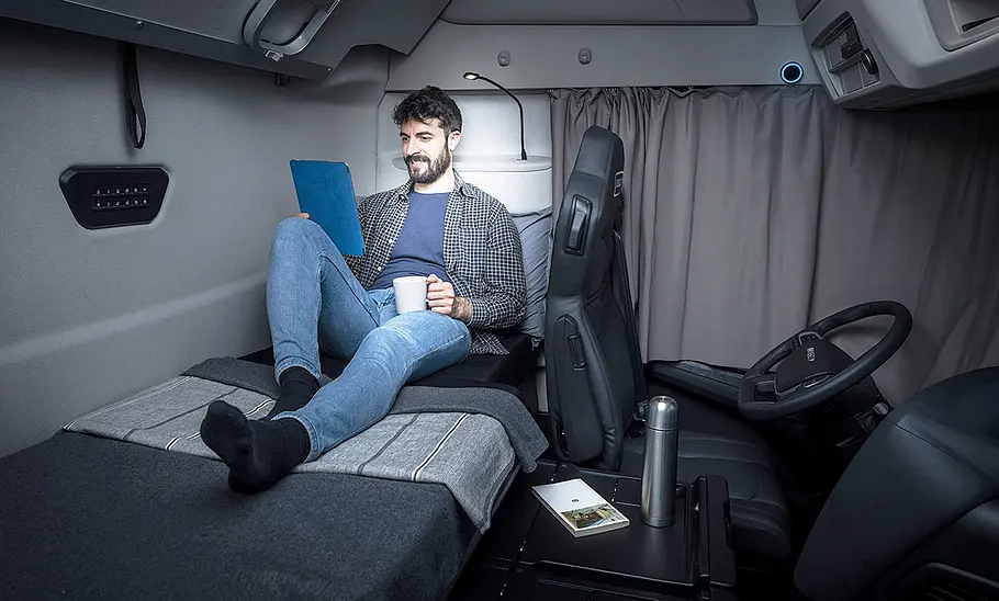 Ein Mann ruht sich im Bett des Iveco S-Way (2024) aus.