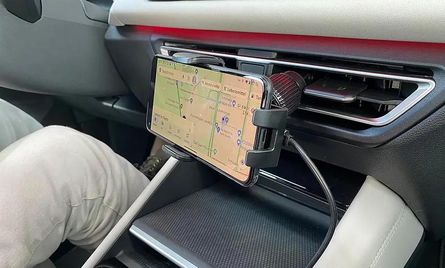 Joyroom Wireless Car Charger Holder Joyroom Wireless Car Charger Holder montiert von schräg vorne fotografiert.