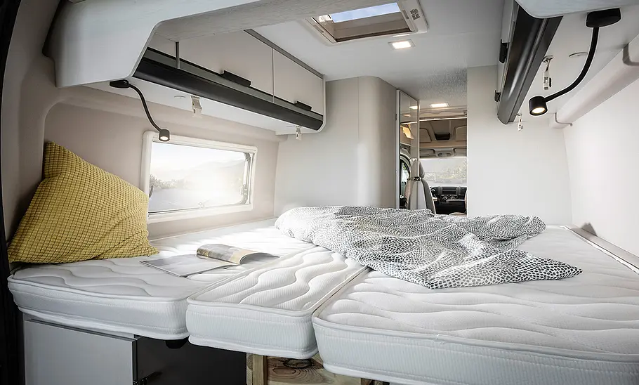 Das Bett des Karmann Davis 620 LS (2025) durch die geöffnete Hecktür gesehen.