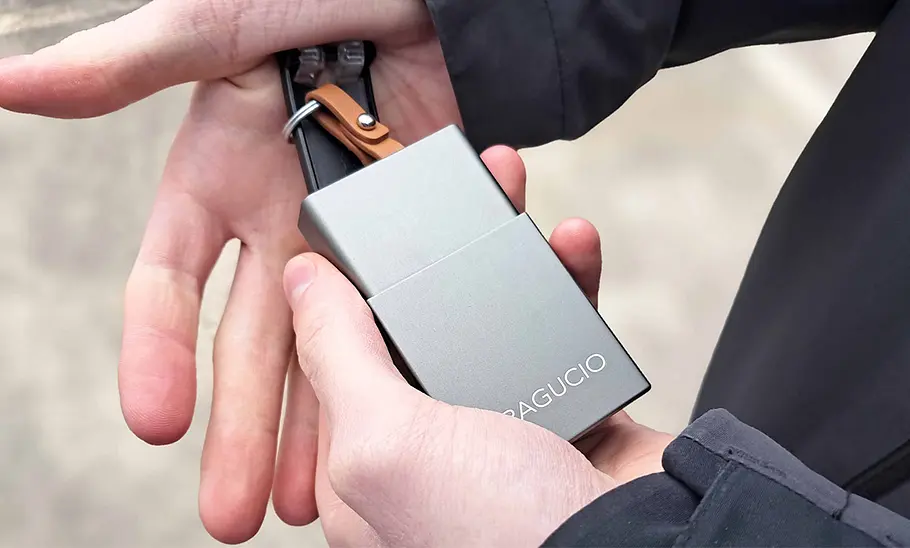 Keyless-Go-Schlüsselschützer im Test Der Schlüsselschützer von Paguchio in der Hand eines Testredakteurs.