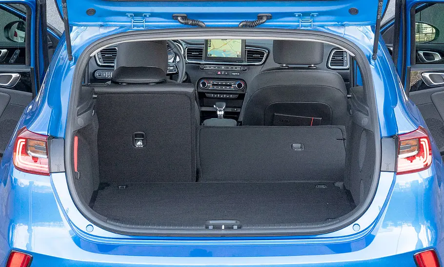 Der Kofferraum des Kia Ceed (2018) mit teilweise umgeklappter Rücksitzbank.