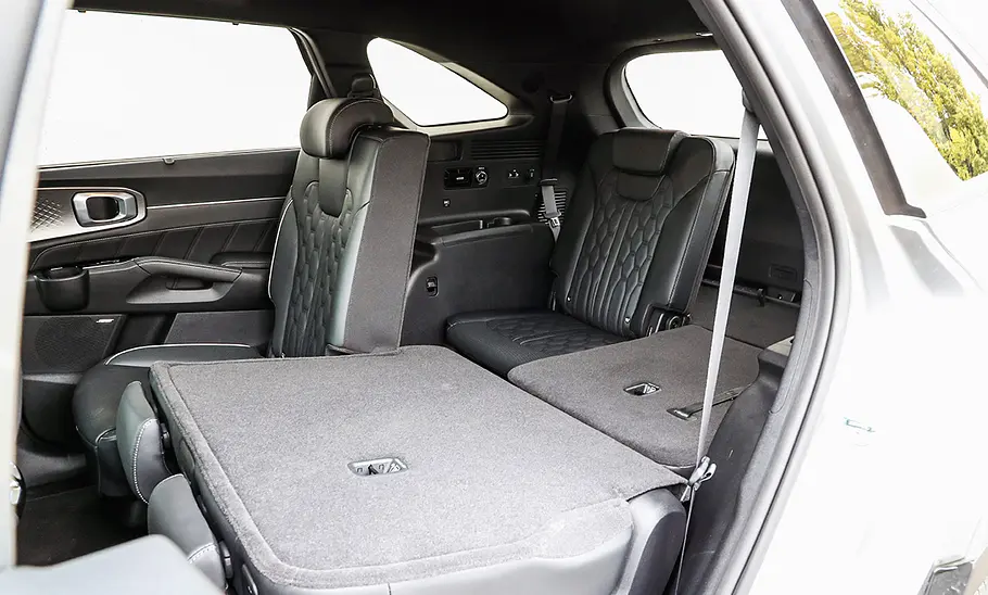 Kia Sorento (2020) Im Kia Sorento (2020) sind die Sitzreihen zwei und drei teilweise umgeklappt, durch die linke Fondtür fotografiert.