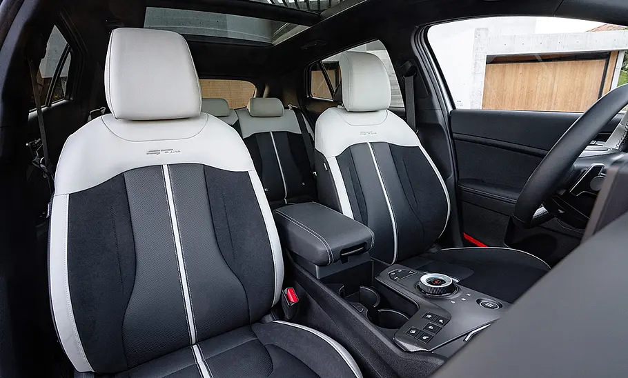 Kia Sportage (2025) Die vorderen Sitze des Kia Sportage (2025).