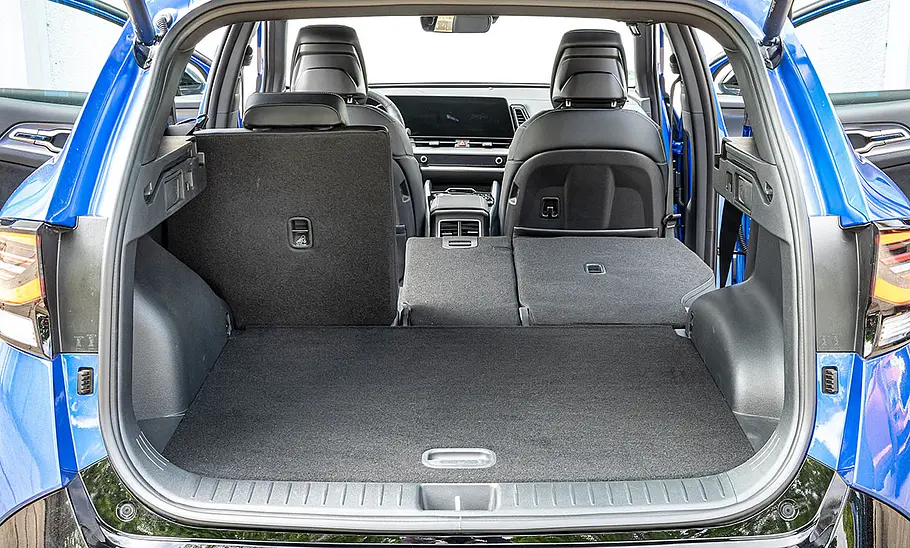 Kia Sportage (2021) Der Kofferraum des Kia Sportage (2021) mit teilweise umgeklappter Rücksitzbank.