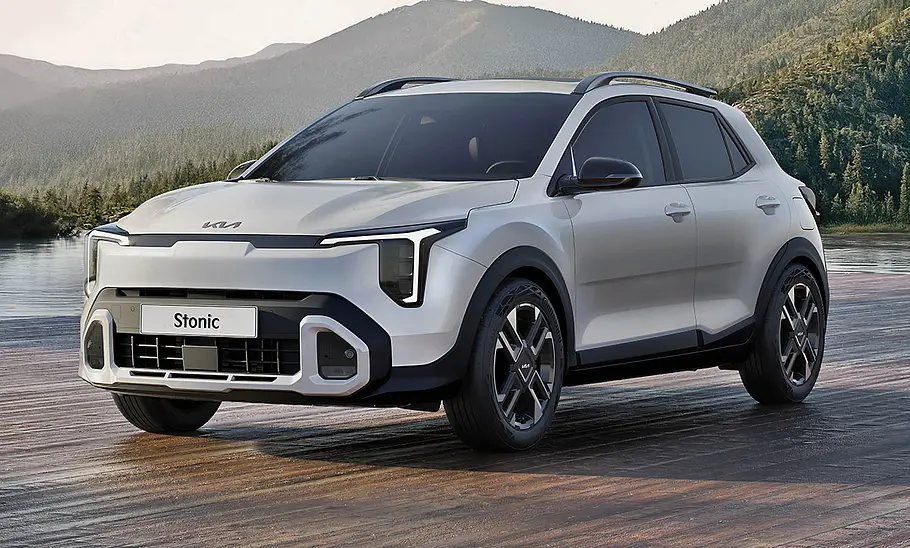 Kia Stonic GT-Line Facelift (2026) Das Kia Stonic GT-Line Facelift (2026) steht auf einem Platz am Wasser und bewaldeten Bergen. Ansicht von vorne.