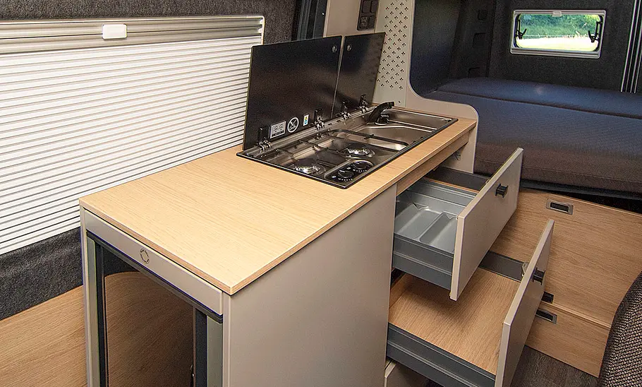 Die Innenaufnahme zeigt die Küche des Knaus Boxtime 540 (2025).