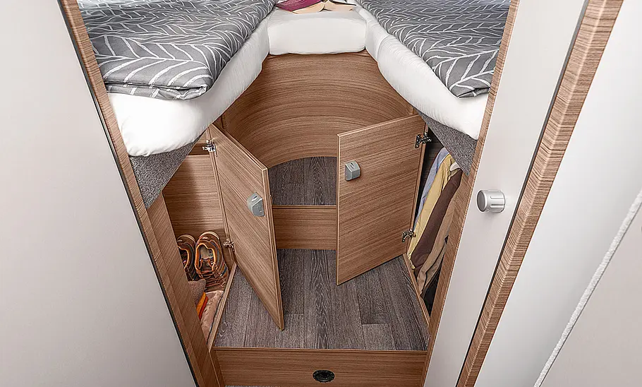 Knaus Van TI 650 MEG (2025) Die Innenaufnahme zeigt den Kleiderschrank unter den Einzelbetten des Knaus Van TI 650 MEG (2025).