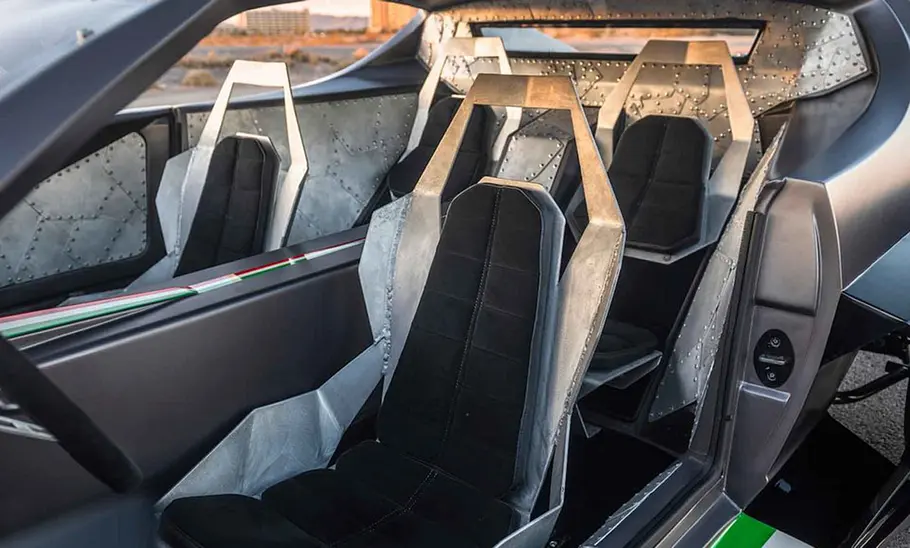 Vier Sitze des Lamborghini Espada von Danton Arts Kustoms, fotografiert von schräg vorne.