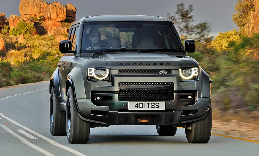 Land Rover Defender Octa (2024) fährt auf einer Landstraße, Ansicht von vorne.