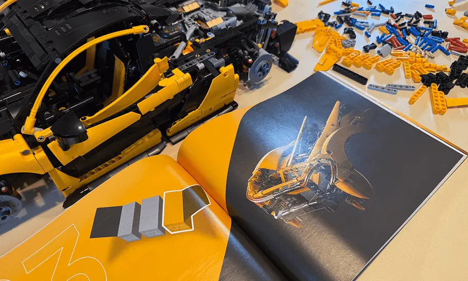 Das Bild zeigt den Lego Technic McLaren P1 während des Aufbaus. Im Vordergrund liegt die Anleitung.