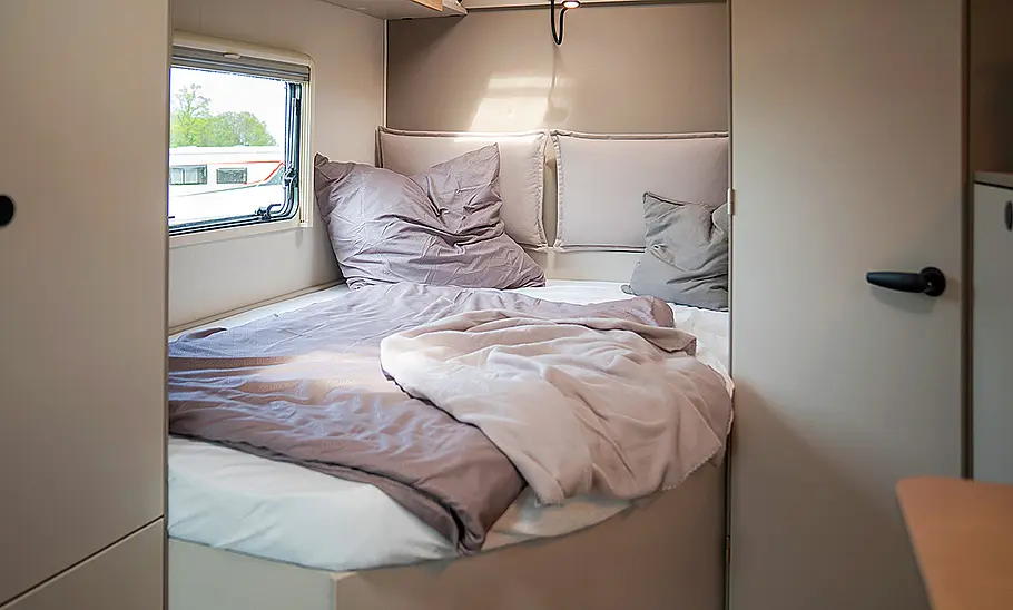 LMC Tracer (2025) Das Bild zeigt das französische Bett im Bug LMC Tracer (2025) im Grundriss 680 DL.