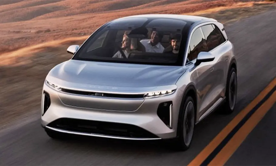 Lucid Gravity (2025) Der Lucid Gravity (2025) fahrend von schräg vorne fotografiert.