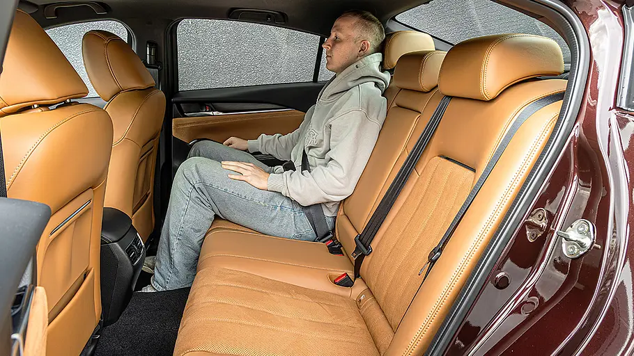 Ein Mann sitzt im Fond des Mazda6.