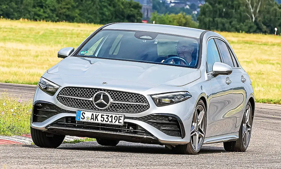 Blick von schräg vorne auf die fahrende Mercedes A-Klasse.