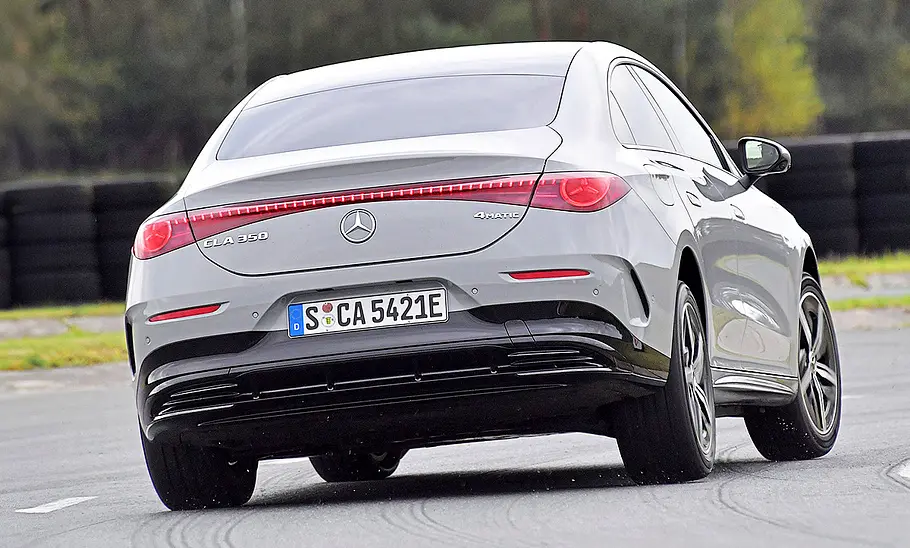 Blick von schräg hinten auf den fahrenden Mercedes CLA EQ.
