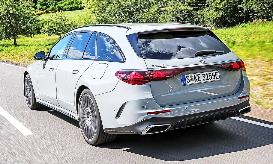 Blick von schräg hinten auf den fahrenden Kombi Mercedes E 300 e T-Modell.