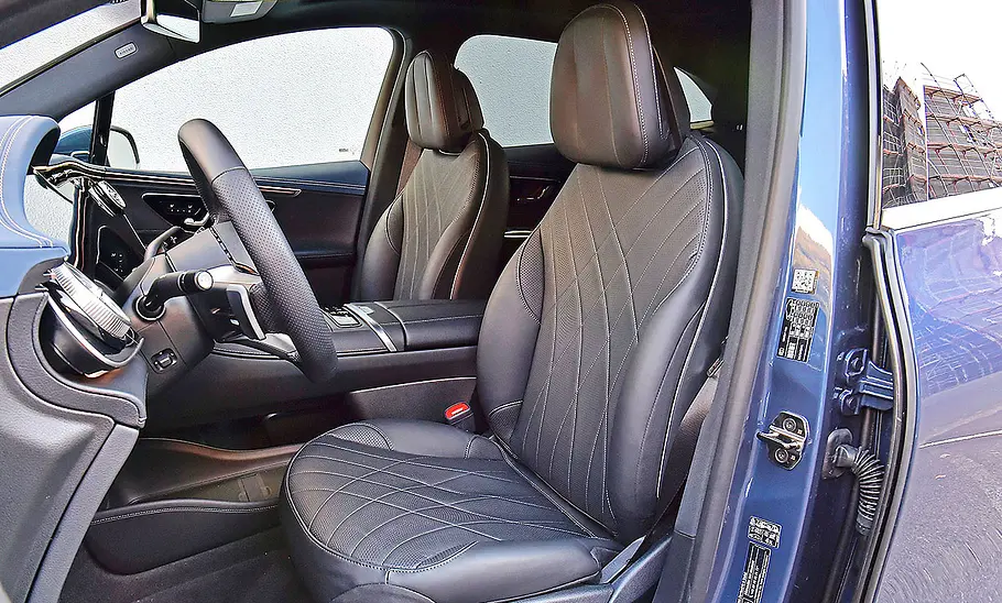 Mercedes EQE SUV Blick auf die Vordersitze des Mercedes EQE SUV.