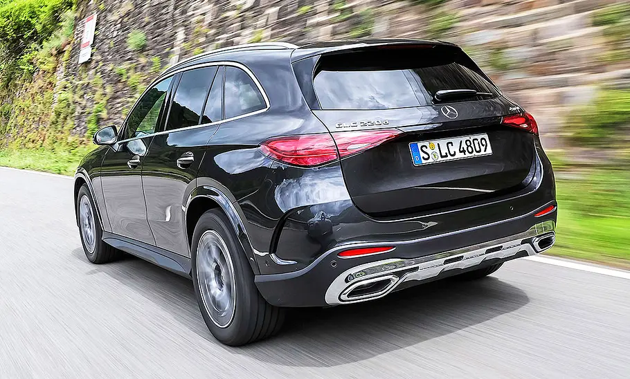 Mercedes GLC Blick von schräg hinten auf den fahrenden Mercedes GLC.