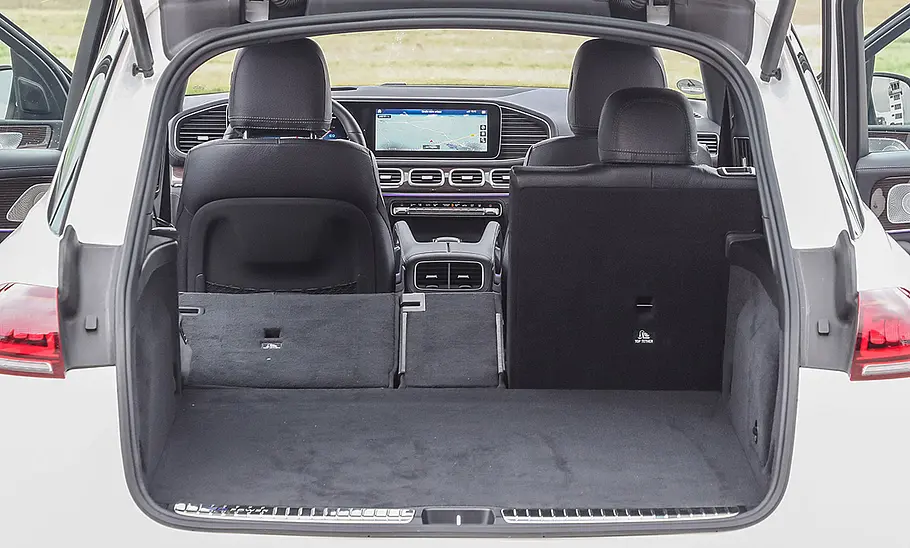 Mercedes GLE (2018) Der Kofferraum des Mercedes GLE (2018) mit teilweise umgeklappter Rücksitzbank.