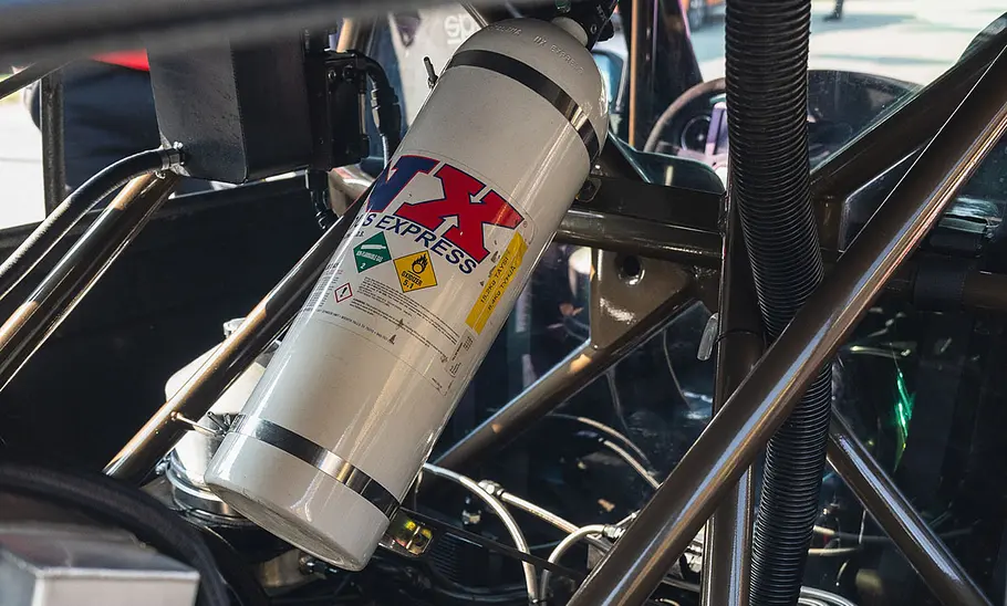 Stickstoffflasche im Innenraum des getunten Mercedes S123, fotografiert von der Seite.