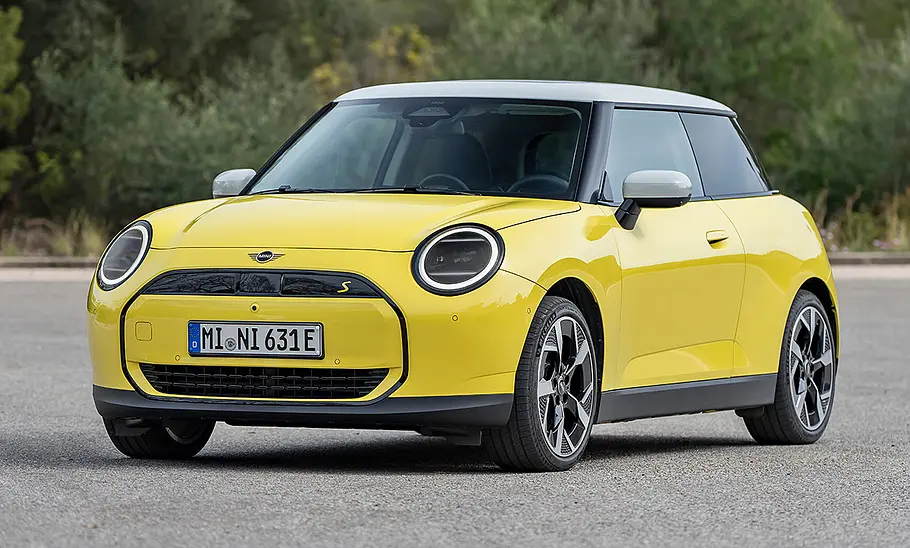 Mini Cooper SE (2024) in gelb, stehend, von vorne rechts